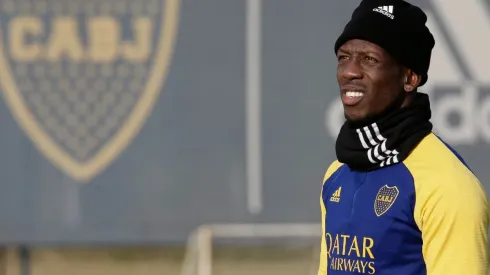 Luis Advíncula vio el juego entre Boca y Talleres y su foto se volvió viral