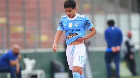 Una nueva expulsión con Sporting Cristal: Jhilmar Lora vio la roja por este terrible codazo