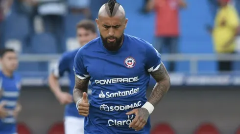 Arturo Vidal se ganó la tarjeta amarilla con esta falta y no estará para el Perú ante Chile en octubre