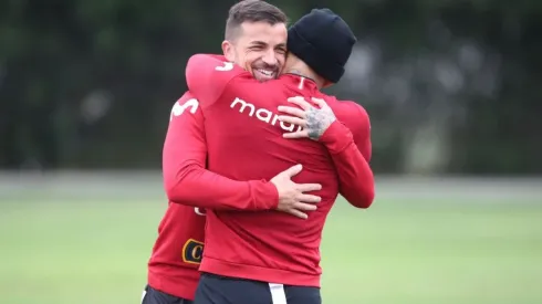 Gabriel Costa llegó a Lima y habló sobre su estado físico previo al duelo entre Perú y Chile