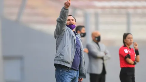 Carlos Bustos, enojado tras caída ante Sporting Cristal: “Regalamos un tiempo”