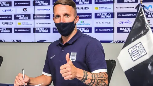 Pablo Lavandeira firmando contrato con Alianza Lima. (Foto: Twitter Alianza Lima)
