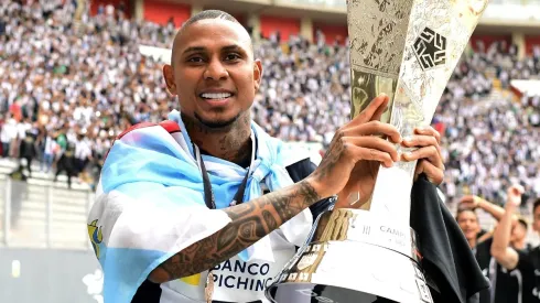 Arley Rodríguez durante el festejo de la Liga 1. (Foto: Liga de Fútbol Profesional)
