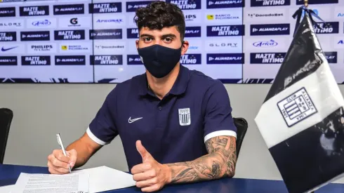 Franco Zanelatto firmando su contrato con Alianza Lima. (Foto: Twitter Alianza Lima)
