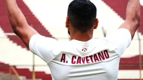 Ángel Cayetano durante su presentación en Universitario. (Foto: Twitter Universitario de Deportes)
