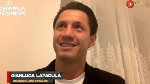 Lapadula pensando en qué respuesta dar. (Foto: Captura Twitter de la Selección Peruana)