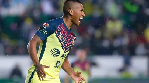 Pedro Aquino con el cuadro del América. (Foto: Twitter América de México)