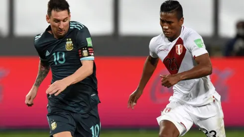 Pedro Aquino marcando a Lionel Messi. (Foto: Twitter Selección Peruana)
