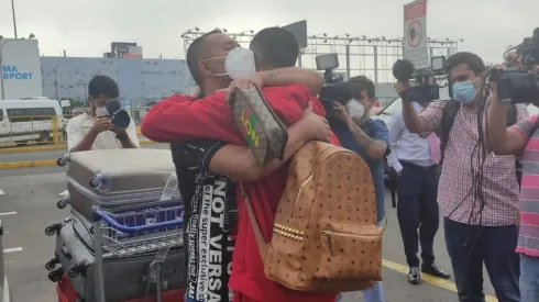 Rodrigo Vilca recibió a su hijo como lo despidió: con un efusivo abrazo. (Foto: Twitter)