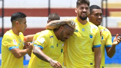 El plantel de Carlos Stein celebrando el gol de Maximiliano Freitas. (Foto: Liga de Fútbol Profesional)
