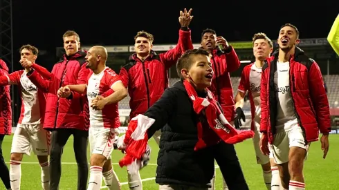 FC Emmen goleó 3-0 al Jong AZ Alkmaar y quedó a un paso del ascenso. Foto: FC Emmen
