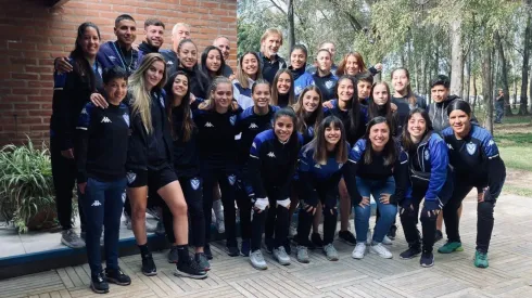 Ricardo Gareca visitó este viernes al plantel femenino de Vélez Sarsfield, donde también dio una charla. Foto: Vélez