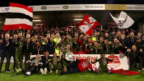 Miguel Araujo logró el título de la Segunda División de Países Bajos con el FC Emmen. Foto: Emmen
