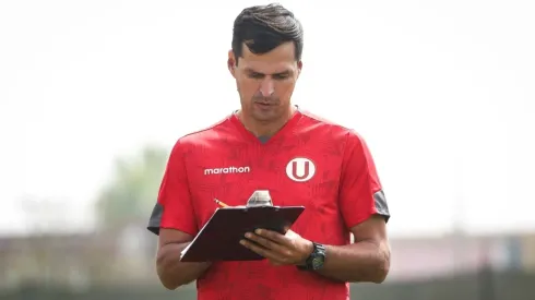 Jorge Araujo, DT de Universitario, habló sobre Ángel Cayetano y la posición donde viene siendo usado. Foto: Universitario