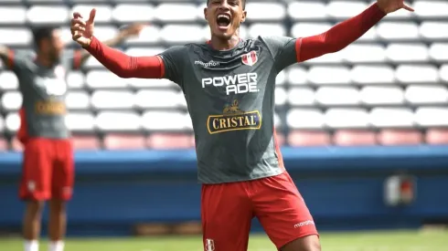 Wilder Cartagena ya entrena en Barcelona junto a Renato Tapia. Foto: Andina