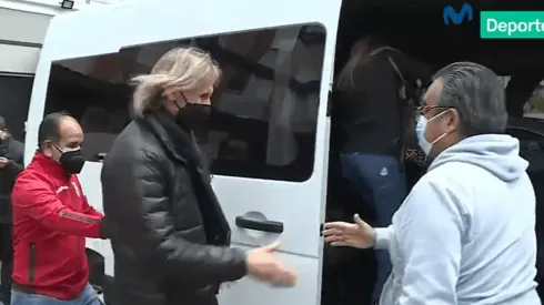 Ricardo Gareca brindó unas cortas declaraciones antes de partir rumbo al aeropuerto Jorge Chávez. Foto: Movistar Deportes