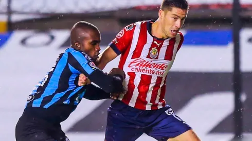 Ormeño tildado de 'villano' en su debut con Chivas: provocó un penal. (Foto: Getty Images)
