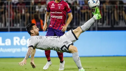 Sorprendente golazo de chilena de Lionel Messi se vuelve viral. (Foto: Getty Images)