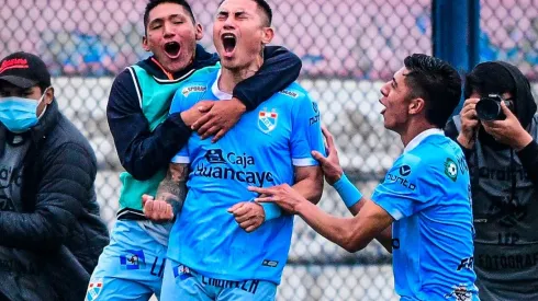 Con Reynoso como testigo: Deza marcó espectacular golazo. (Foto: Liga de Fútbol Profesional)
