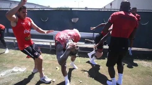 Wilder Cartagena recibió 'apanado' por su cumpleaños de parte de sus compañeros de la Selección Peruana. Foto: FPF