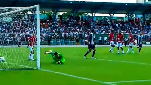 Ni 2 porteros la tapan: Peruzzi marcó golazo para Alianza