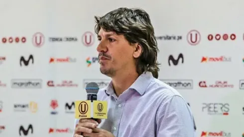 Jean Ferrari se ríe del ampay a sus jugadores.