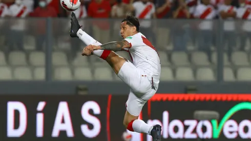 LIMA, PERU - MARCH 29: Gianluca Lapadula of Peru controls the ball during the FIFA World Cup Qatar 2022 qualification match between Peru and Paraguay at Estadio Nacional de Lima on March 29, 2022 in Lima, Peru. (Photo by Leonardo Fernandez/Getty Images)