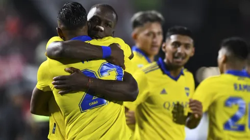 LA PLATA, ARGENTINA - MARCH 13: Luis Advincula of Boca Juniors celebrates with teammate Sebastian Villa after scoring the first goal of his team during a match bewteen Estudiantes and Boca Juniors as part of Copa de la Liga 2022 at Jorge Luis Hirschi Stadium on March 13, 2022 in La Plata, Argentina. (Photo by Rodrigo Valle/Getty Images)