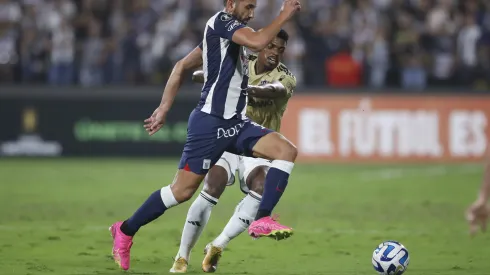 LIMA, PERU – JUNE 6: Hernan Barcos of Alianza Lima and Jemerson of Atletico Mineiro compete for the ball during a Copa CONMEBOL Libertadores group G match between Alianza Lima and Athletico Mineiro at Estadio Alejandro Villanueva on June 6, 2023 in Lima, Peru. (Photo by Daniel Apuy/Getty Images)
