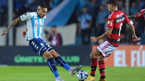 AVELLANEDA, ARGENTINA – MAY 04: Paolo Guerrero of Racing Club fights for the ball with Ayrton Lucas of Flamengo during a Copa CONMEBOL Libertadores 2023 Group A match between Racing Club and Flamengo at Presidente Peron Stadium on May 04, 2023 in Avellaneda, Argentina. (Photo by Marcelo Endelli/Getty Images)