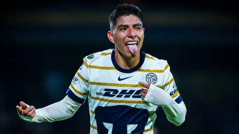 Piero Quispe jugando en Pumas.