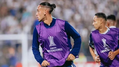 Erick Noriega calentando en Alianza Lima.