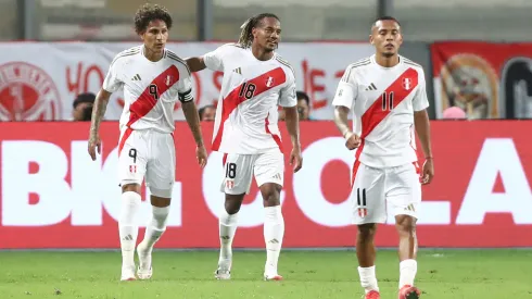 Paolo Guerrero festejando su gol con Perú ante Bolivia.