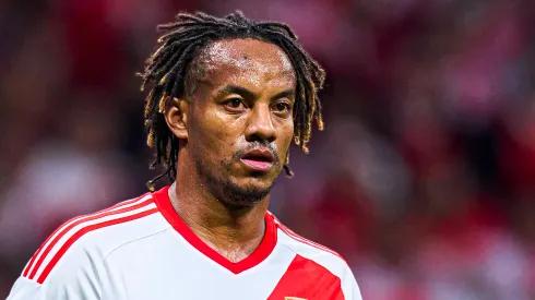 André Carrillo jugando para Perú.
