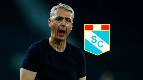 Tiago Nunes y el escudo de Sporting Cristal.