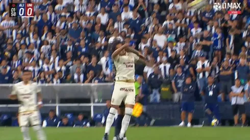 Paolo Guerrero le dio un codazo a Williams Riveros.
