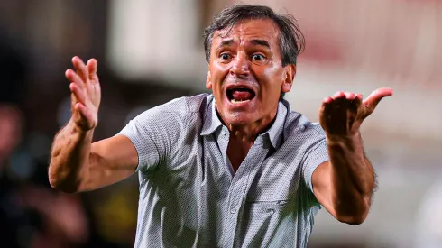 Fabián Bustos y Universitario.