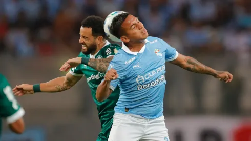 Martín Távara disputa la pelota con Felipe Anderson.