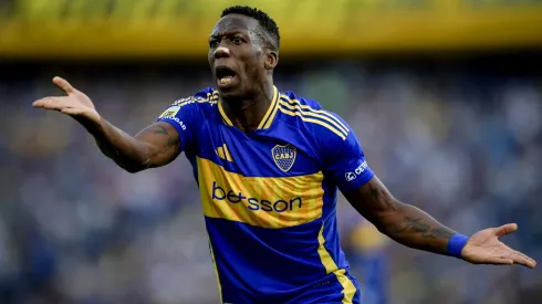 Luis Advíncula vistiendo la camiseta de Boca Juniors.