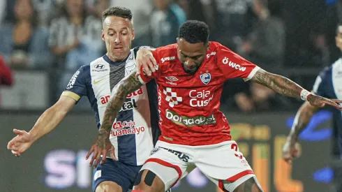 Pablo Lavandeira lucha el balón con Alexi Gómez.