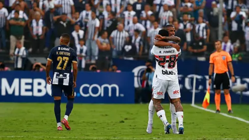 Alianza Lima (0-2) São Paulo por Copa Libertadores.
