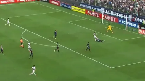 Sao Paulo logró el 1-0 tras 2 errores de Marco Huamán.