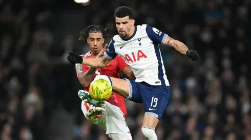 Dominic Solanke y Leny Yoro disputan la pelota en la victoria de Tottenham frente a Manchester United en la EFL Cup.