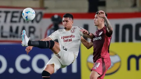 Cesar Inga y Lucas Martínez Quarta disputando el balón en el choque entre Universitario y River Plate en la Copa Libertadores 2025.