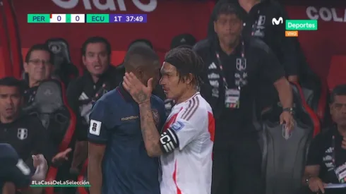 Paolo Guerrero 'pechó' a jugador de Ecuador.