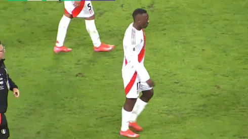 Luis Advíncula no pudo más ante Ecuador y terminó lesionado.