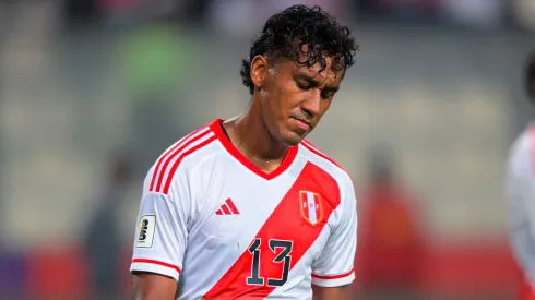 Renato Tapia jugando para la Selección Peruana.