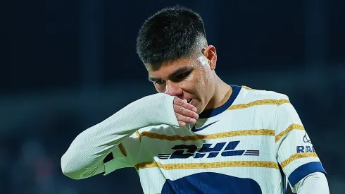 Piero Quispe jugando en Pumas de México.
