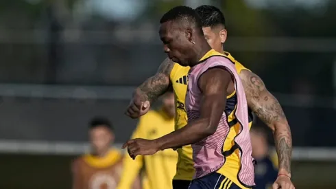 Luis Advíncula en los entrenamientos de Boca Juniors.