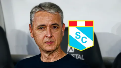 Tiago Nunes mirando al frente junto al escudo de Sporting Cristal.